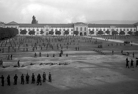 Exerzierplatz auf dem Kasernenareal während des Ersten Weltkrieges.