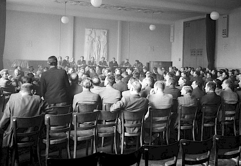25. April 1947: Streikversammlung der Konfektionsarbeiter und Gärtner im Weissen Saal des Zürcher Volkshauses (Foto: Ernst Köhli)