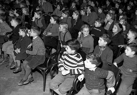 25. November 1946: Das Schweizerischen Arbeiterhilfswerk bietet Kindern Kino im Volkshaus (Foto: Ernst Köhli)