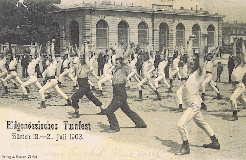 Postkarte vom Eidgenössischen Turnfest 1903 neben der Kanzleiturnhalle auf der Rotwandwiese