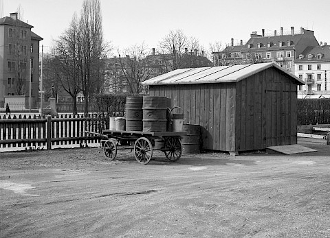 Der Helvetiaplatz um 1940, im Hintergrund links der Wehntalerinnen-Brunnen, der bei der Neugestaltung des Platzes Anfang der 1950er-Jahren entfernt wurde!