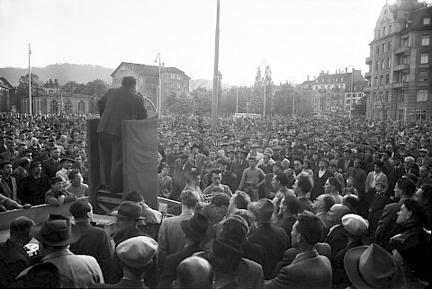 Otto Schütz hält an der Malerstreik-Kundgebung am 15. Mai 1953 auf dem Helvetiaplatz eine Rede (Foto: Ernst Köhli)