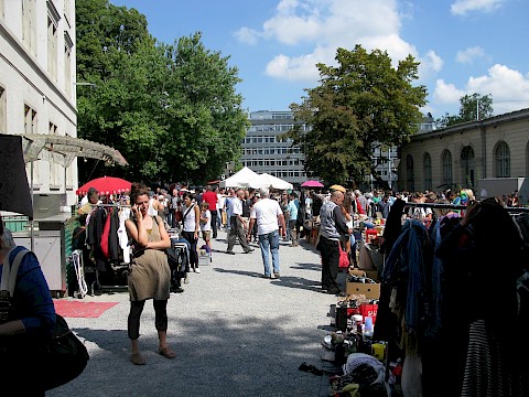 Flohmarkt auf dem Kanzleiareal im Sommer 2013