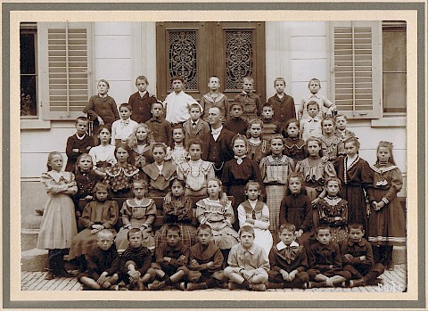 Klassenfoto aus dem Jahr 1905 (3. Klasse mit Lehrer Walder) vor dem Eingang zum Schulhaus Kanzlei (Hist. Verein Aussersihl).