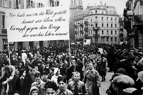 Die Roten Falken am 1.Mai-Umzug von 1936, aufgenommen am Tor zum Aussersihl (Gretlers Panoptikum zur Sozialgeschichte).