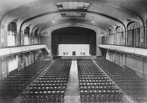 Der grosse Saal der Stadthalle mit seinen 1500 Sitzplätzen um 1940 (BAZ)