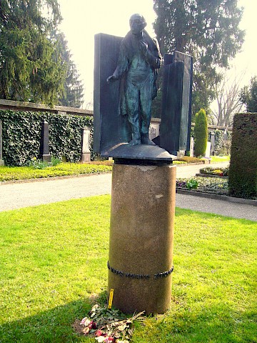 Rosen am  Grab des Schriftstellers Walter Mehring im Friedhof Sihlfeld um 2010
