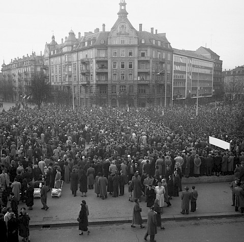 6. November 1955: Grosse Kundgebung des PTT-Personals vor dem Postgebäude auf dem Helvetiaplatz (Foto Ernst Köhli)