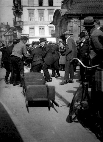 Unfall auf der Sihlbrücke vor dem alten Tramhäuschen um 1935. (Foto Hans Staub)