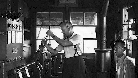 Arbeiter in einem Stellwerk im Gleisareal des Hauptbahnhofs um 1932. (Foto Theo Frey)