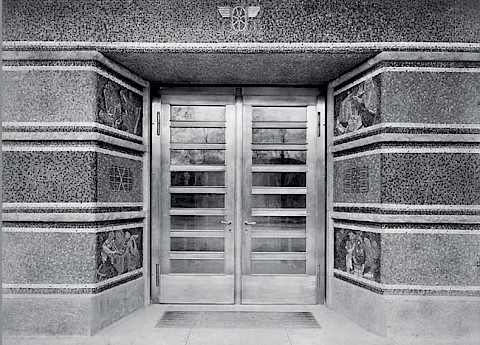 Einer der zwei Eingänge der Sihlpost mit den Mosaiken von Carl Roesch um 1930.