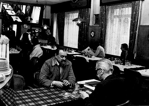 Weinhändler, Hotelier und Wirt Nicola Papagni (Mitte) 1984 in der Gaststube des Hotel/Reststaurant Italia (Foto: Klaus Rozsa)
