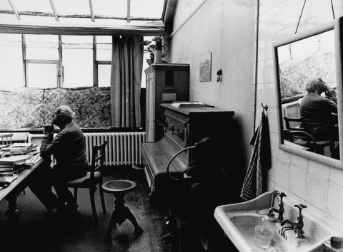 Hans Staub in seinem Atelier an der Bäckerstrasse 57, Foto von Walter Binder
