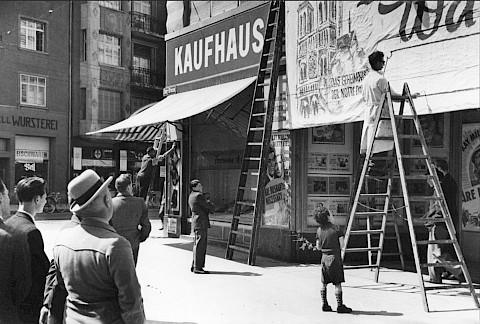 Transparent am Eingang des Kino Forum als Werbung für den Film «Das Geheimnis der Notre-Dame» 1948.