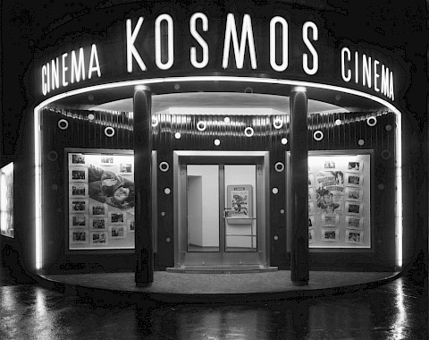 Eingang des Kino Kosmos an der Badenerstrasse 109, Foto Wolf Bender’s Erben, 1954