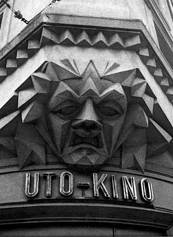Das markante Theatermasken-Relief an der Hausfassade des Kino Uto